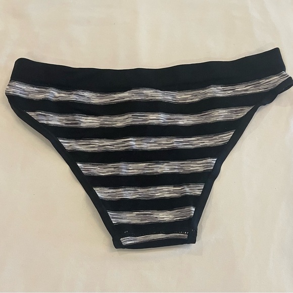 NEW WITH TAGS VICTORIA’S SECRET XS 4 PK CHEEKY PANTIES - Picture 4 of 8